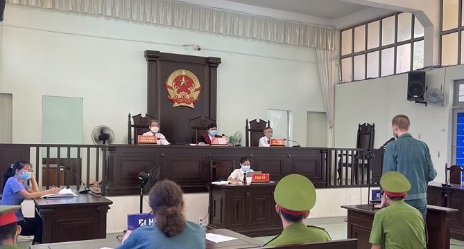 Bình Thuận: Một người Nga bị tòa tuyên 7 năm tù về tội &quot;Cướp tài sản&quot; - Ảnh 3.