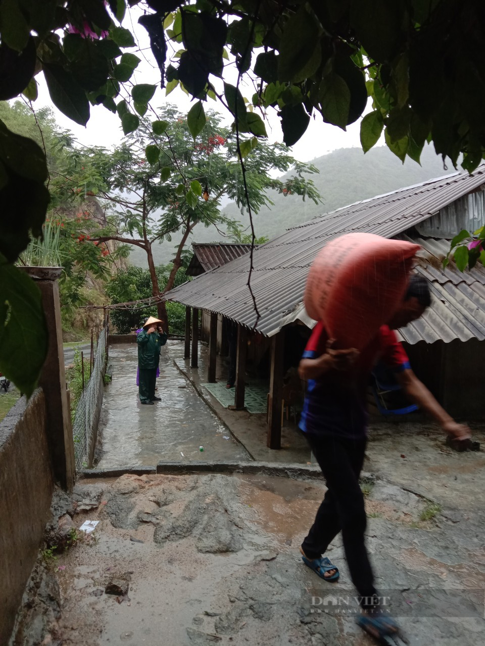 Thanh Hoá: Huyện Mường Lát sơ tán người dân vì mưa lớn gây sạt lở đất ở nhiều nơi - Ảnh 5.
