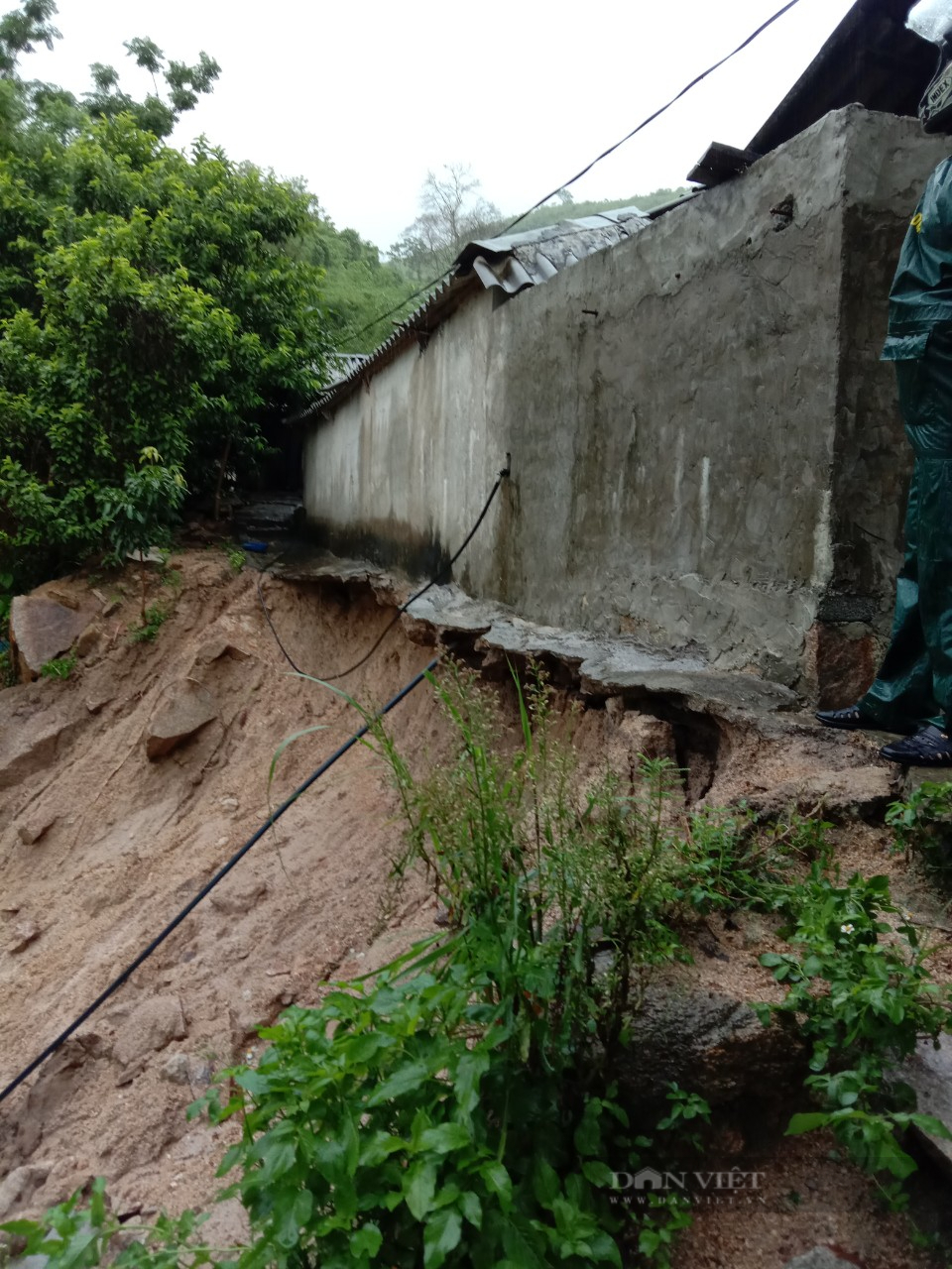 Thanh Hoá: Huyện Mường Lát sơ tán người dân vì mưa lớn gây sạt lở đất ở nhiều nơi - Ảnh 2.