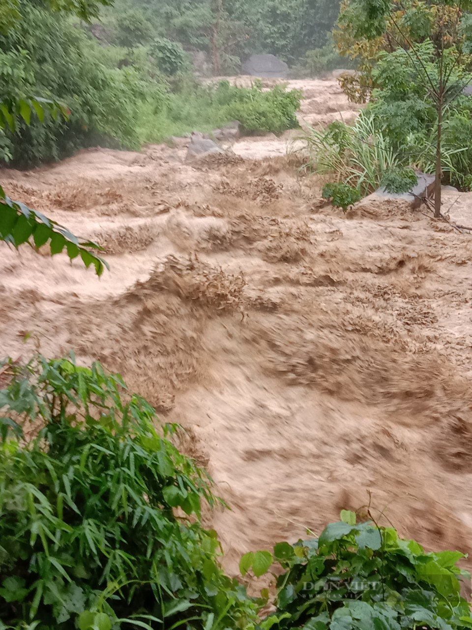 Thanh Hoá: Huyện Mường Lát sơ tán người dân vì mưa lớn gây sạt lở đất ở nhiều nơi - Ảnh 1.