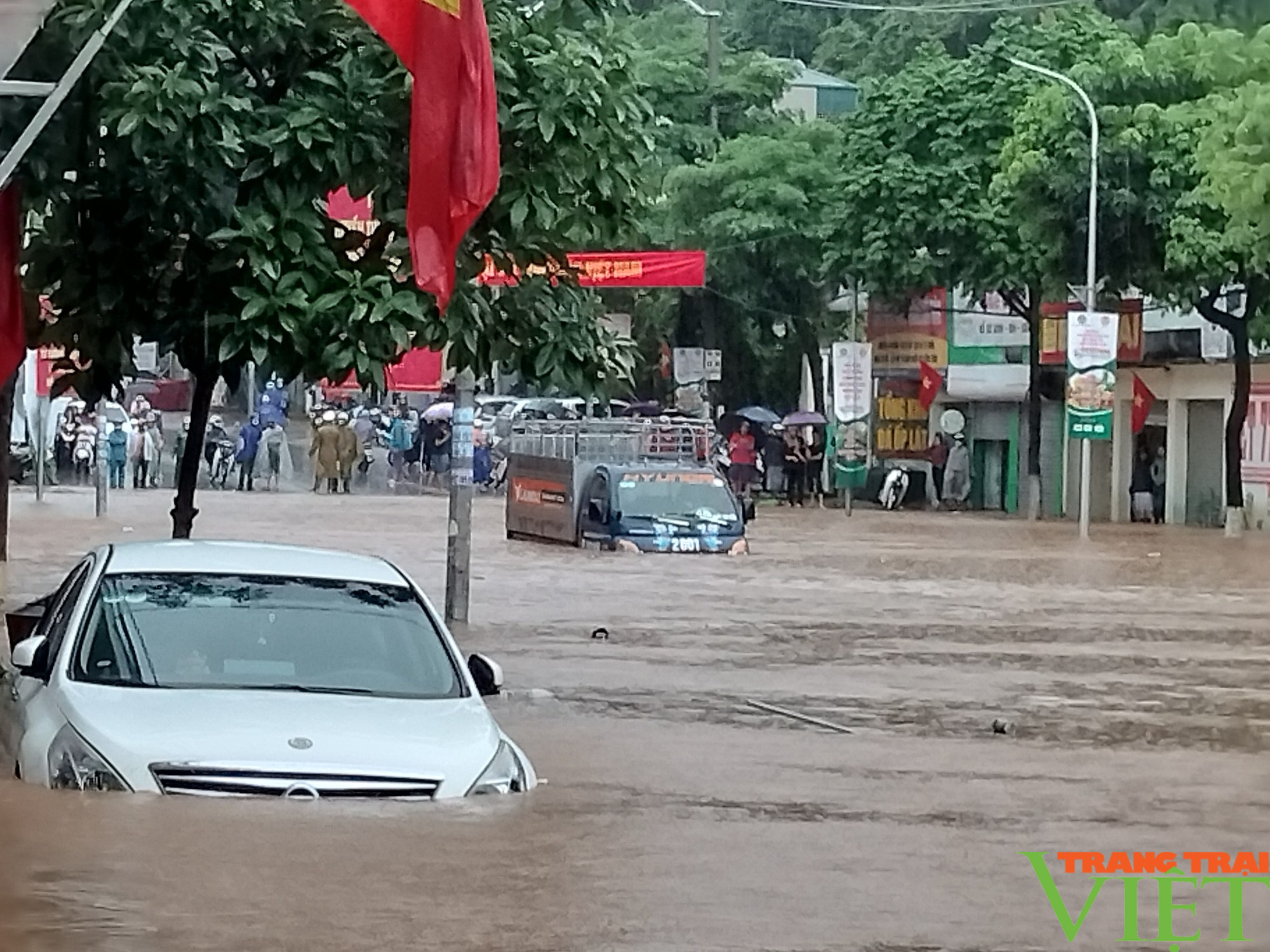 Mưa lớn, phố núi Sơn La chìm trong biển nước, tắc đường hàng km - Ảnh 4.