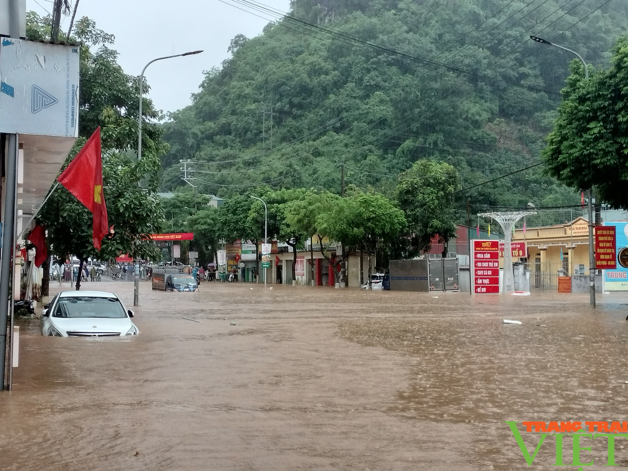 Mưa lớn, phố núi Sơn La chìm trong biển nước, tắc đường hàng km - Ảnh 2.