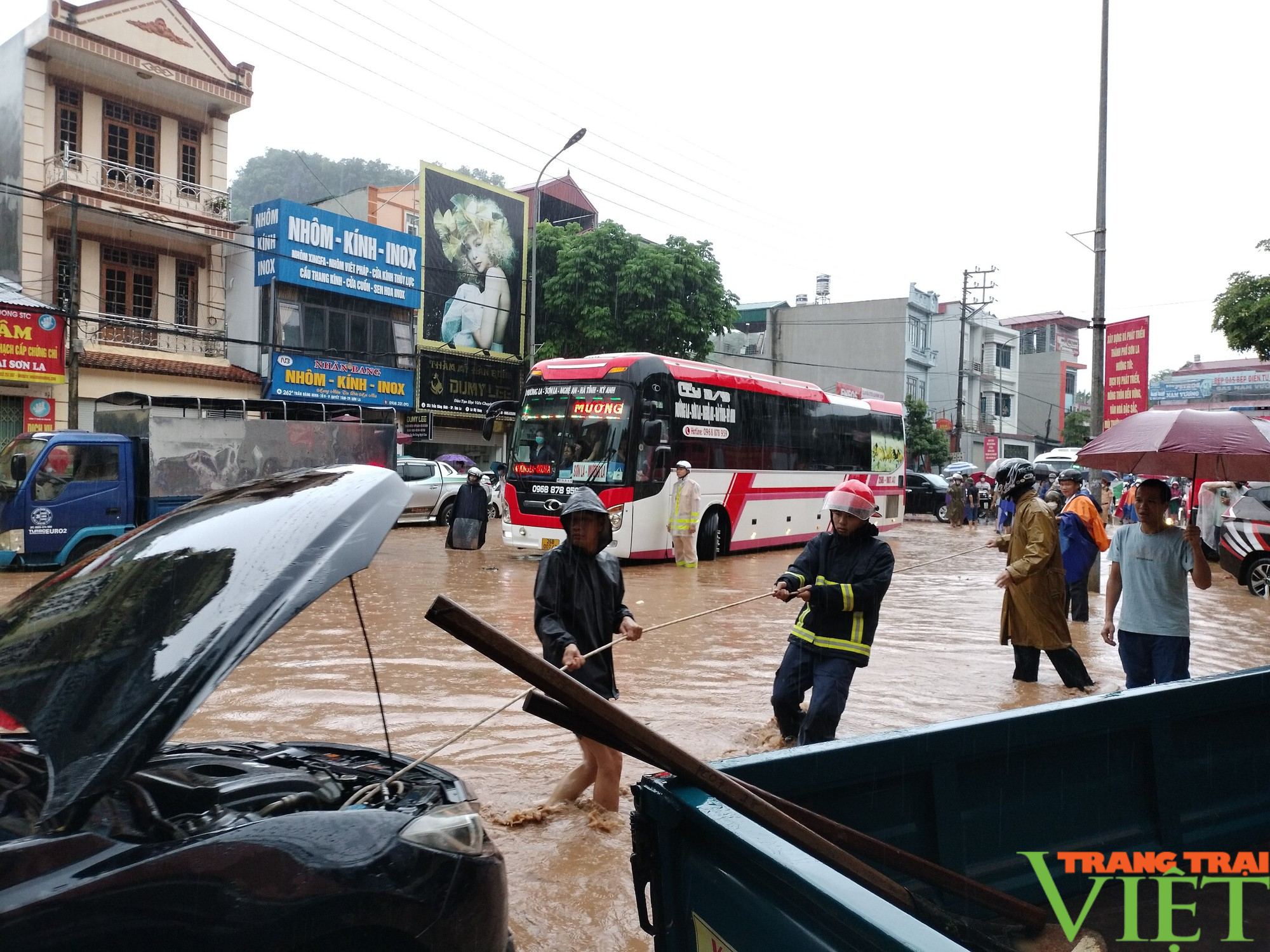 Mưa lớn, phố núi Sơn La chìm trong biển nước, tắc đường hàng km - Ảnh 6.