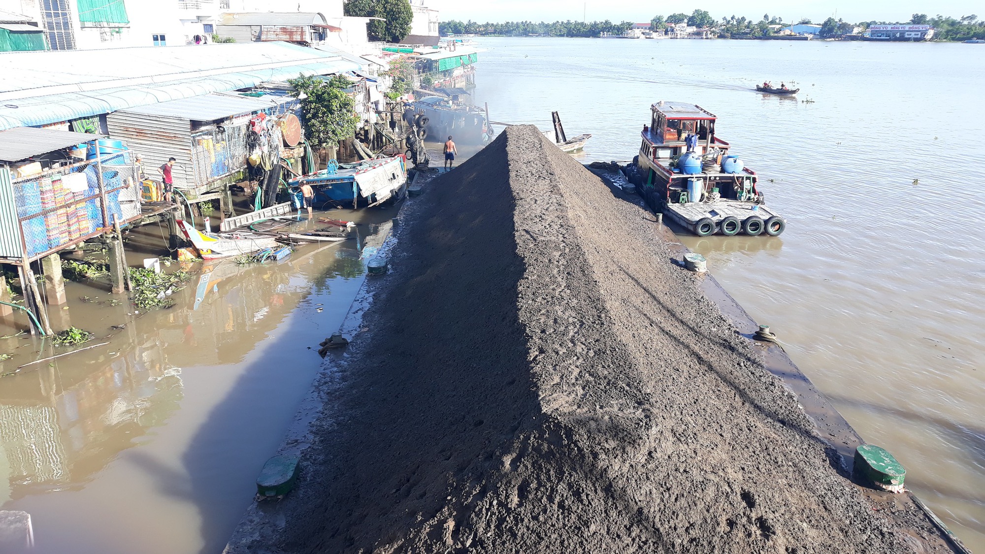 Vĩnh Long: Tàu mất lái tông trực diện hai ghe cá, một phụ nữ ngã xuống sông bị thương nặng - Ảnh 1.