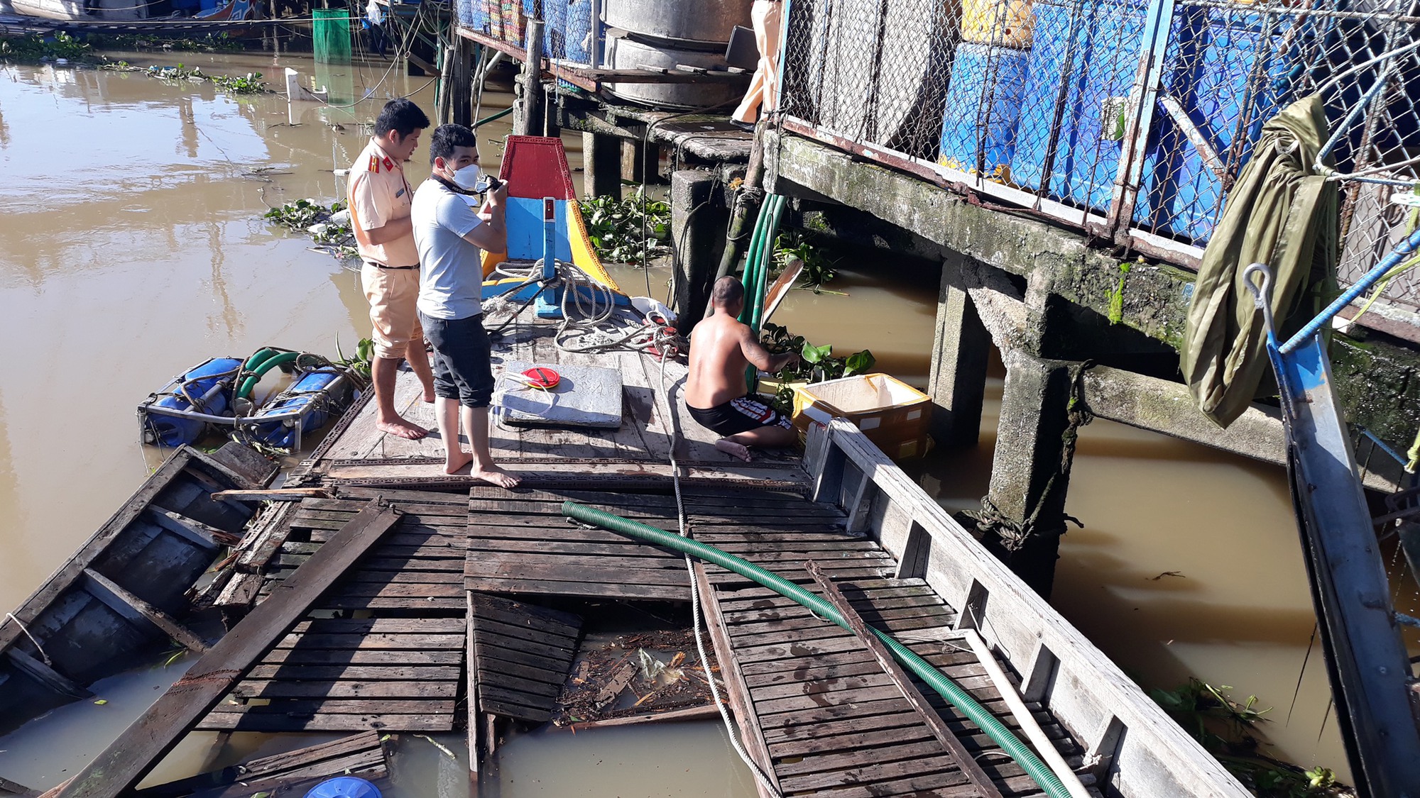 Vĩnh Long: Tàu mất lái tông trực diện hai ghe cá, một phụ nữ ngã xuống sông bị thương nặng - Ảnh 2.