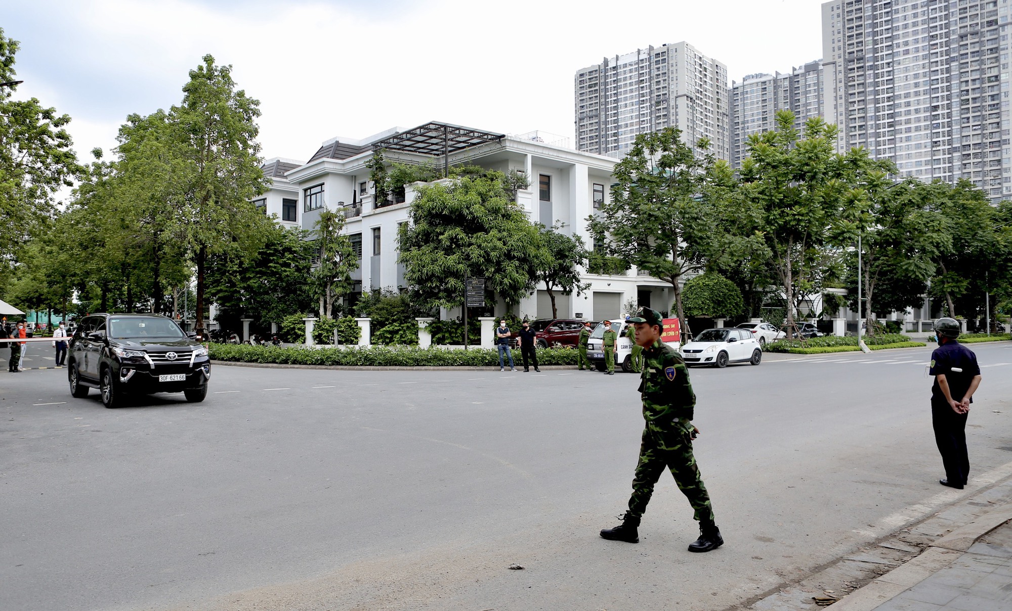 Công an, Viện Kiểm sát xuất hiện tại Bộ Y tế, nhà ông Nguyễn Thanh Long và ông Chu Ngọc Anh - Ảnh 6.