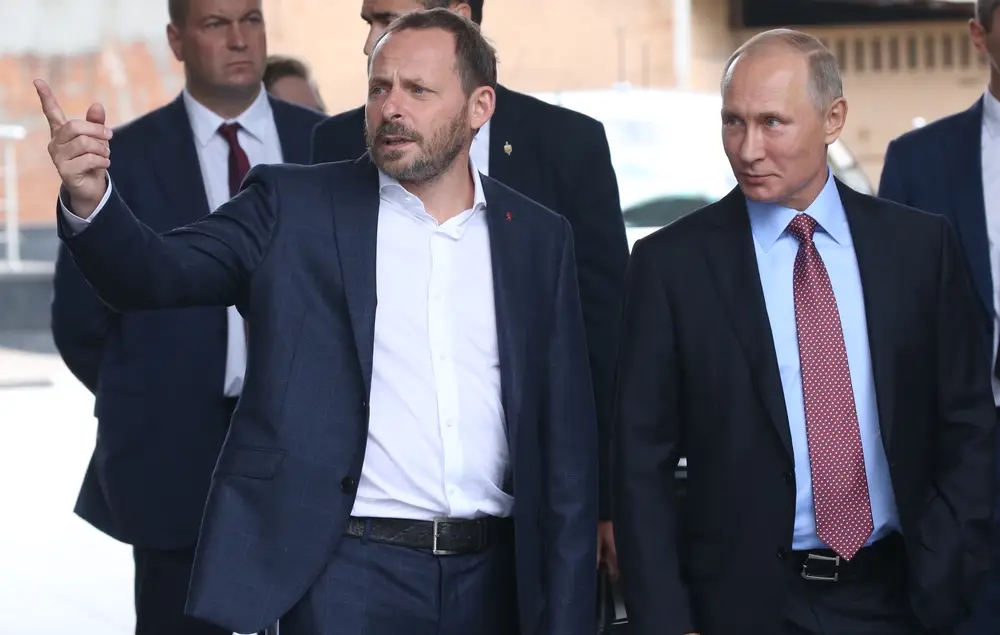 Yandex CEO Arkady Volozh (left) talks with Russian President Vladimir Putin (right) in 2017. Photo: @Mikhail Svetlov/Getty.