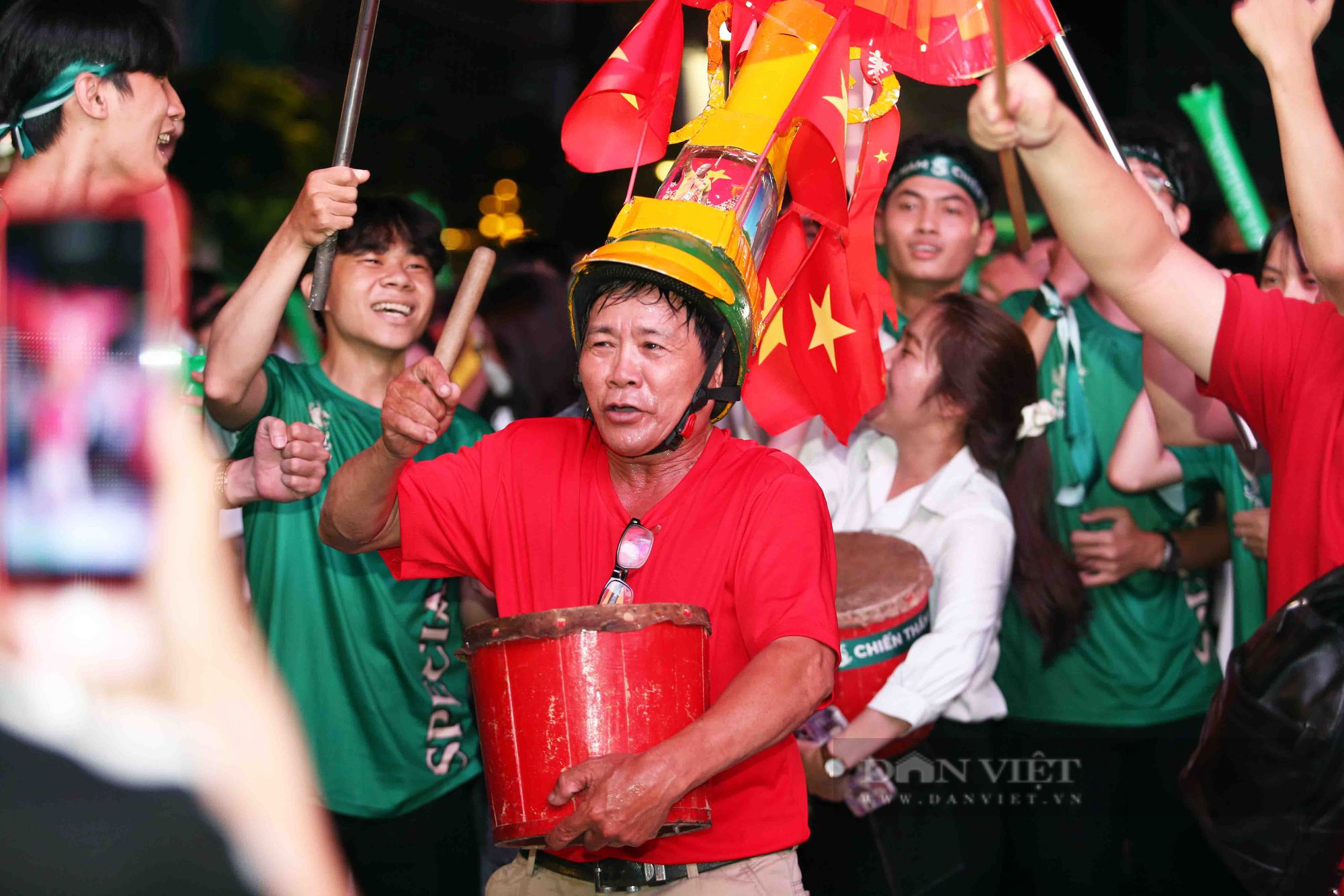 Người hâm mộ leo ngọn cây cổ vũ U23 Việt Nam đánh bại Malaysia - Ảnh 7.