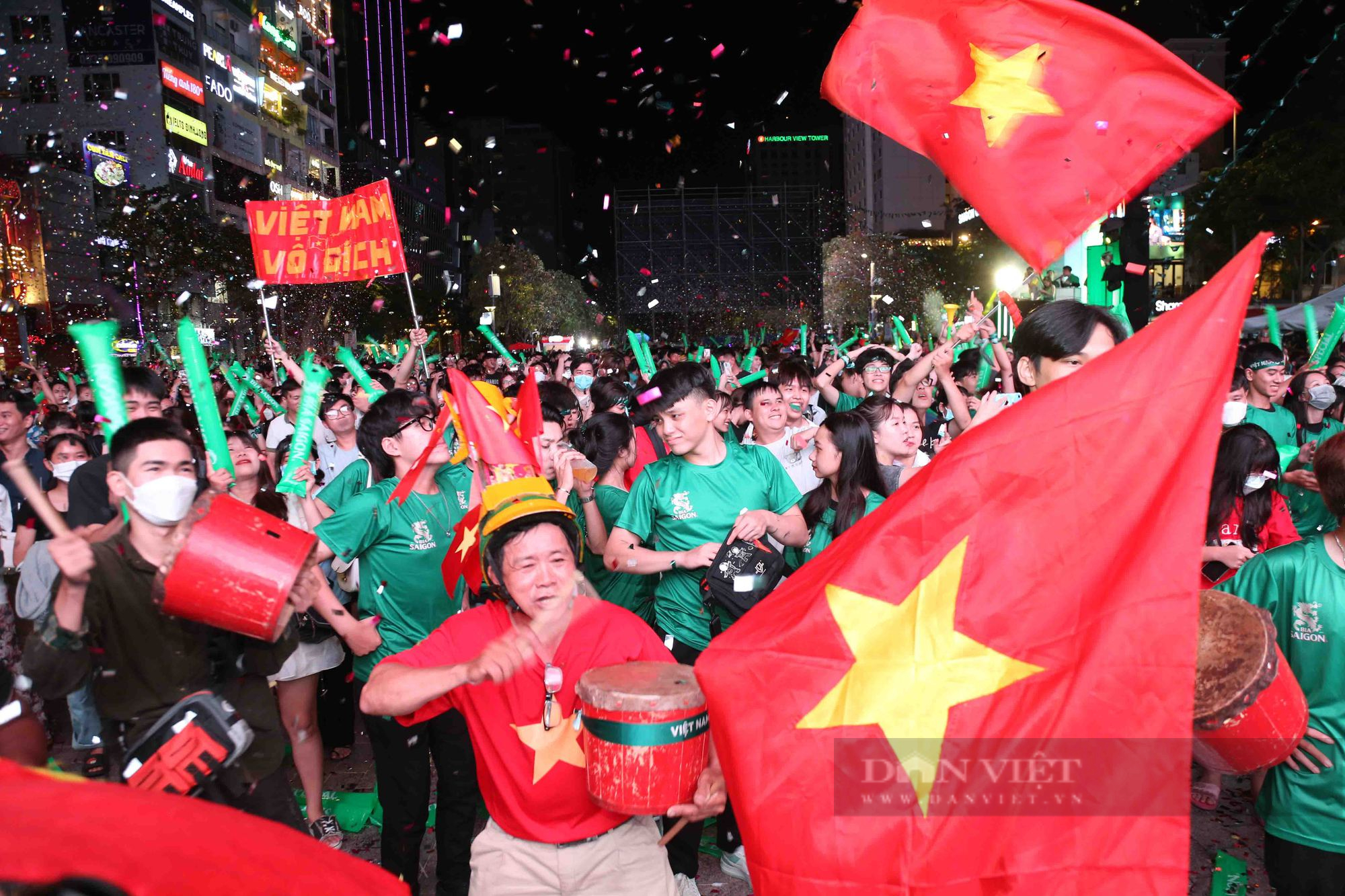 Người hâm mộ leo ngọn cây cổ vũ U23 Việt Nam đánh bại Malaysia - Ảnh 8.