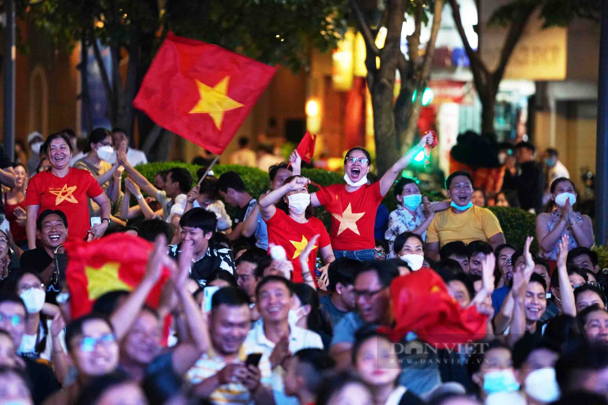 Người hâm mộ leo ngọn cây cổ vũ U23 Việt Nam đánh bại Malaysia - Ảnh 9.