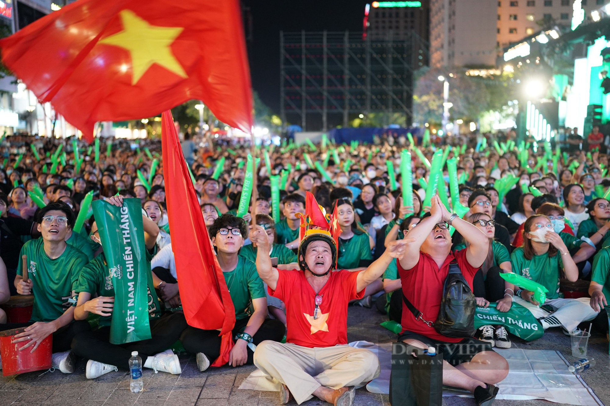 Người hâm mộ leo ngọn cây cổ vũ U23 Việt Nam đánh bại Malaysia - Ảnh 10.