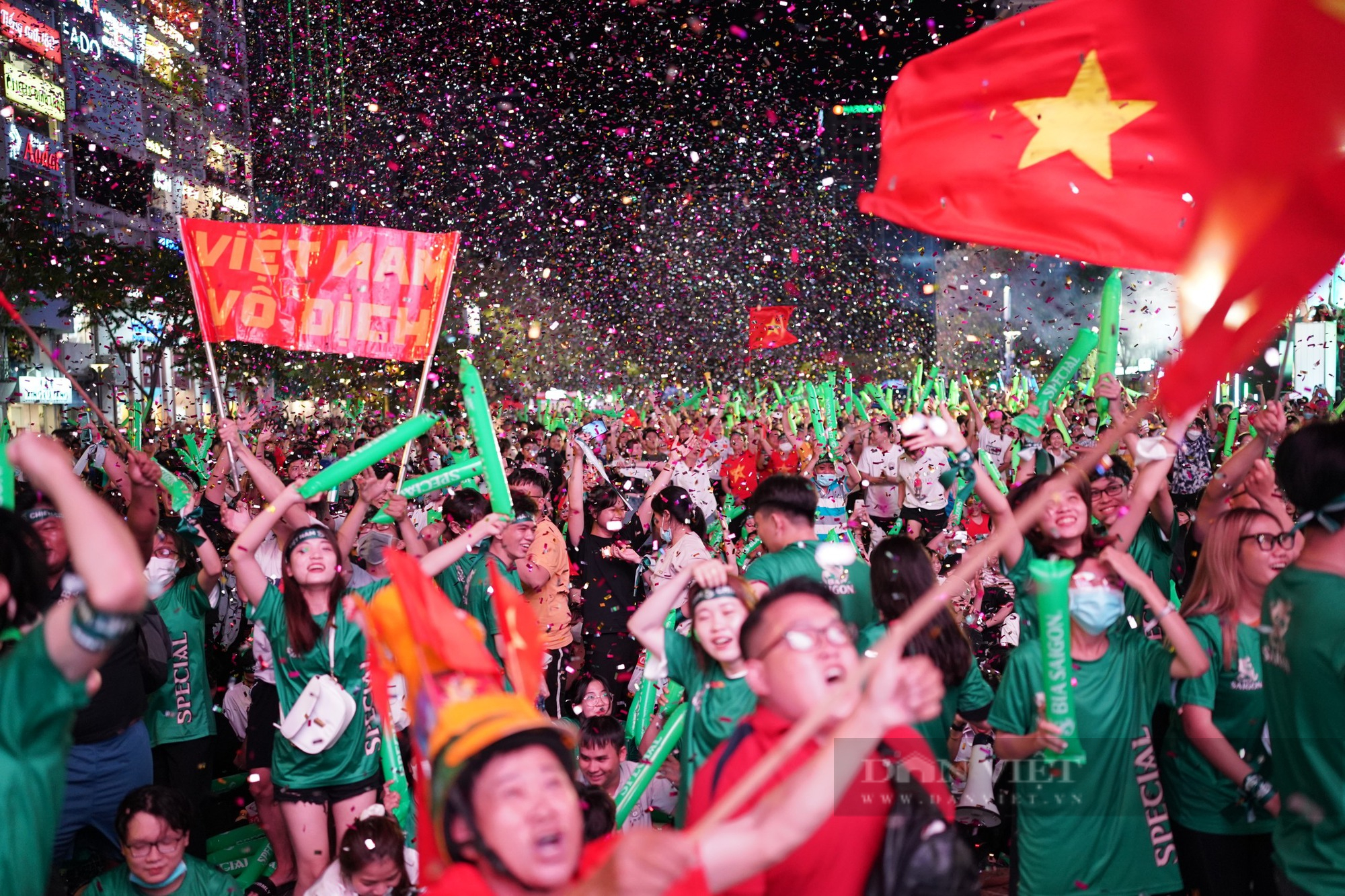 Người hâm mộ leo ngọn cây cổ vũ U23 Việt Nam đánh bại Malaysia - Ảnh 13.
