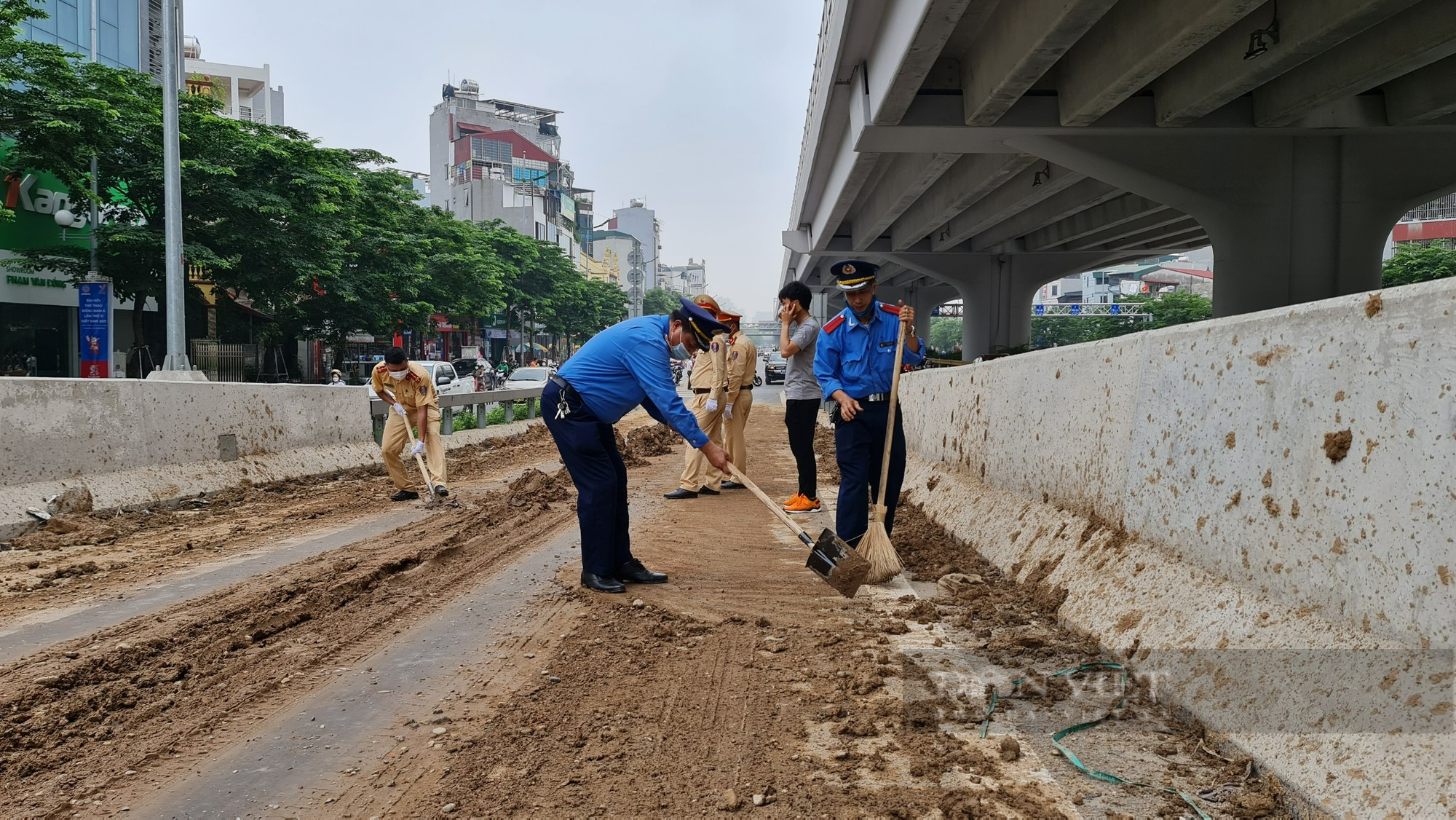 Lối lên đường vành đai 3 trên cao đoạn Mai Dịch- cầu Thăng Long ngập bùn đất - Ảnh 6.