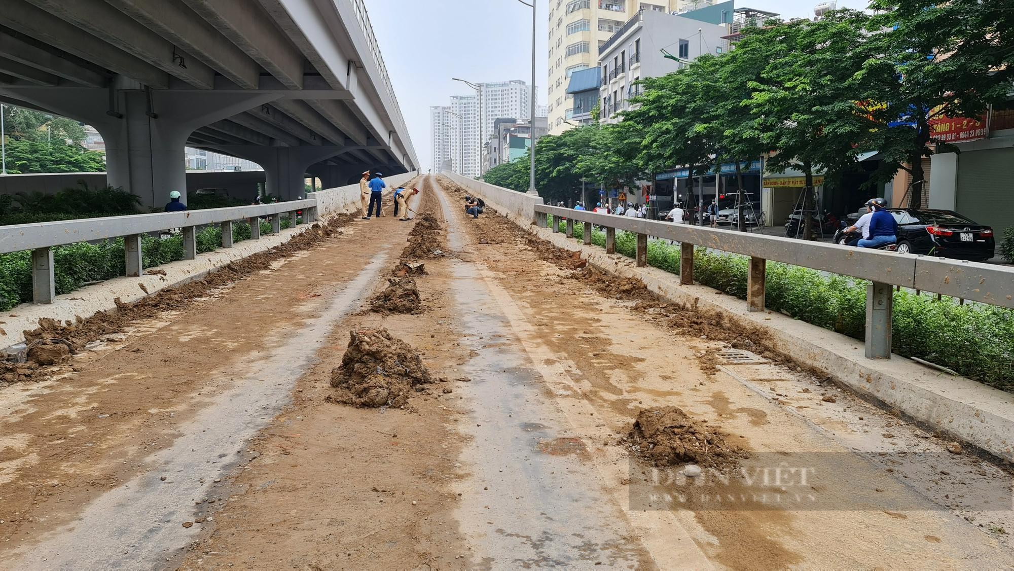 Lối lên đường vành đai 3 trên cao đoạn Mai Dịch- cầu Thăng Long ngập bùn đất - Ảnh 1.