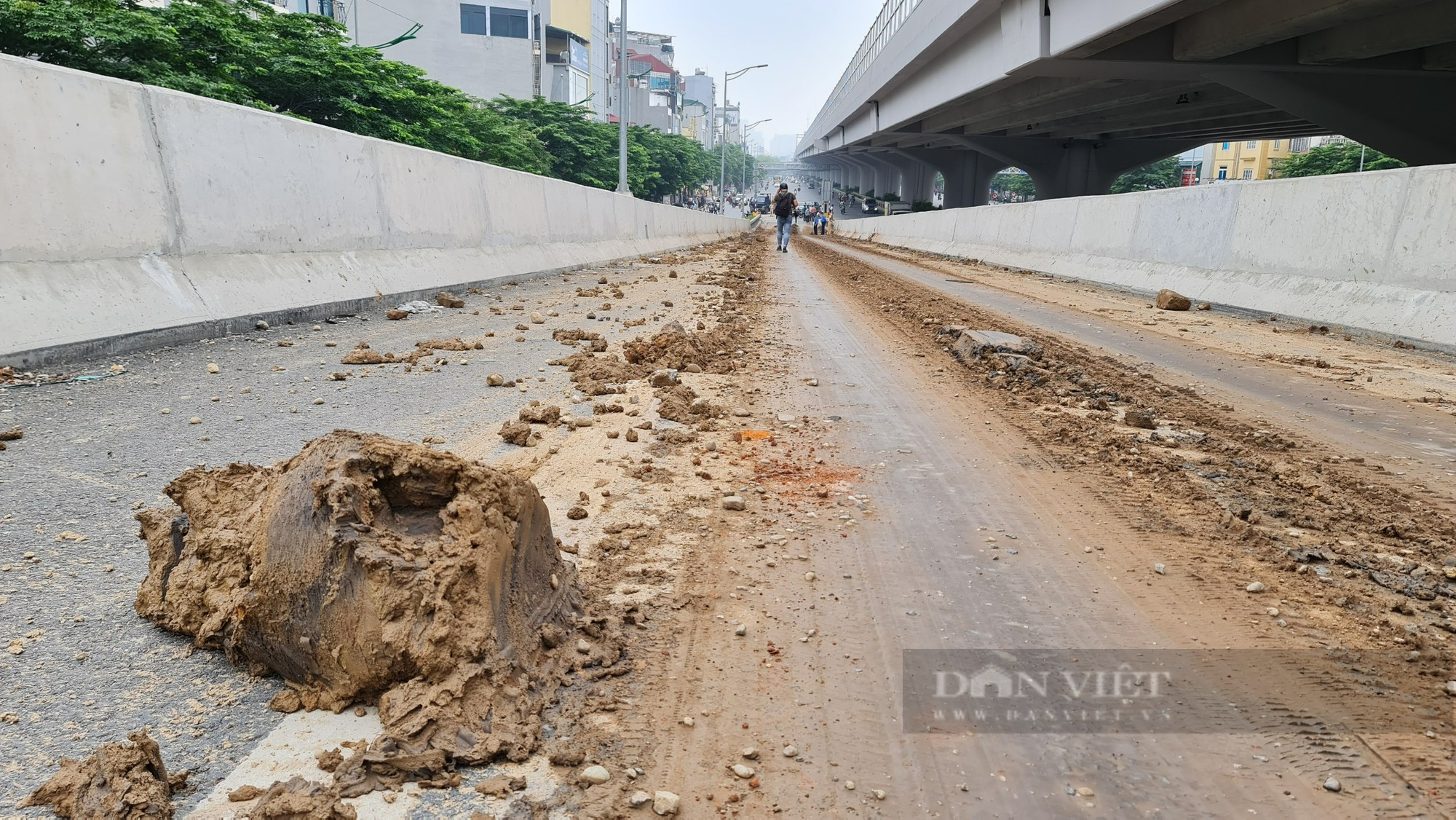 Lối lên đường vành đai 3 trên cao đoạn Mai Dịch- cầu Thăng Long ngập bùn đất - Ảnh 5.