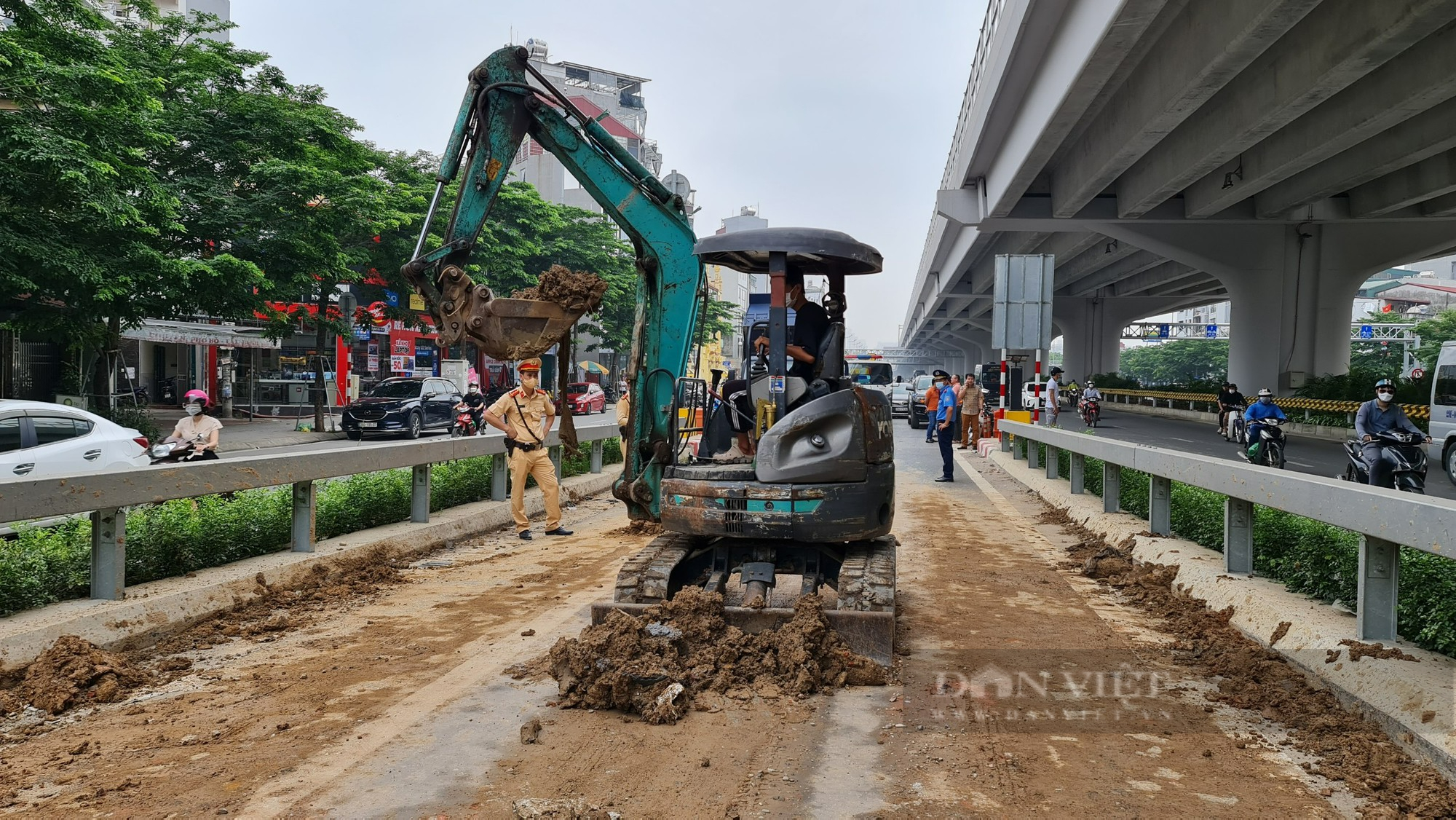 Lối lên đường vành đai 3 trên cao đoạn Mai Dịch- cầu Thăng Long ngập bùn đất - Ảnh 3.