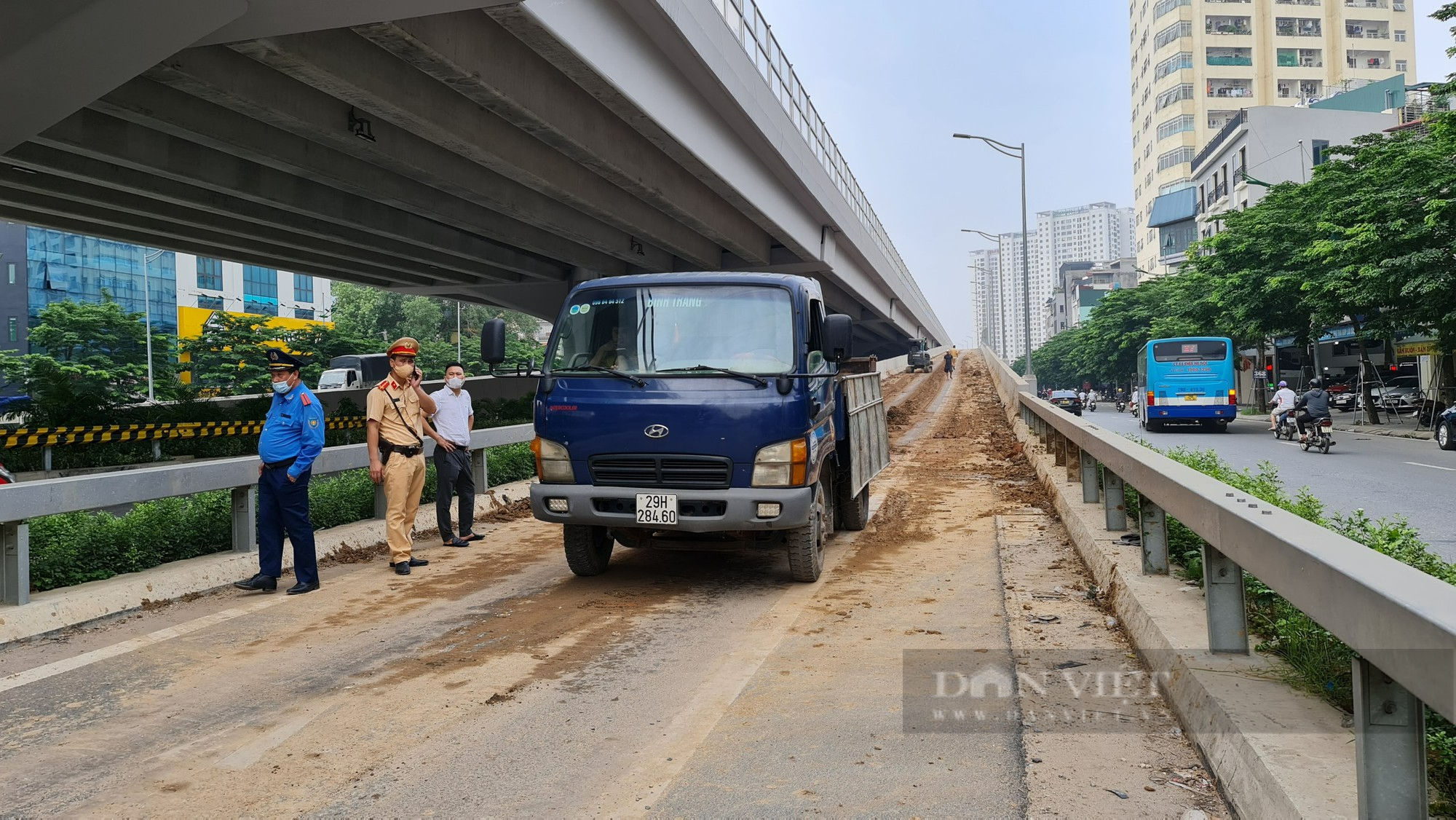 Lối lên đường vành đai 3 trên cao đoạn Mai Dịch- cầu Thăng Long ngập bùn đất - Ảnh 7.