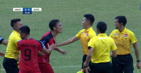 BIẾN CĂNG: Nhận thẻ đỏ, cầu thủ Bình Thuận đấm vào mặt trọng tài chính