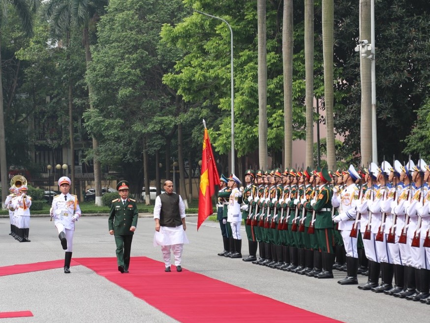 Bộ trưởng Quốc phòng Ấn Độ thăm Việt Nam - Ảnh 1.