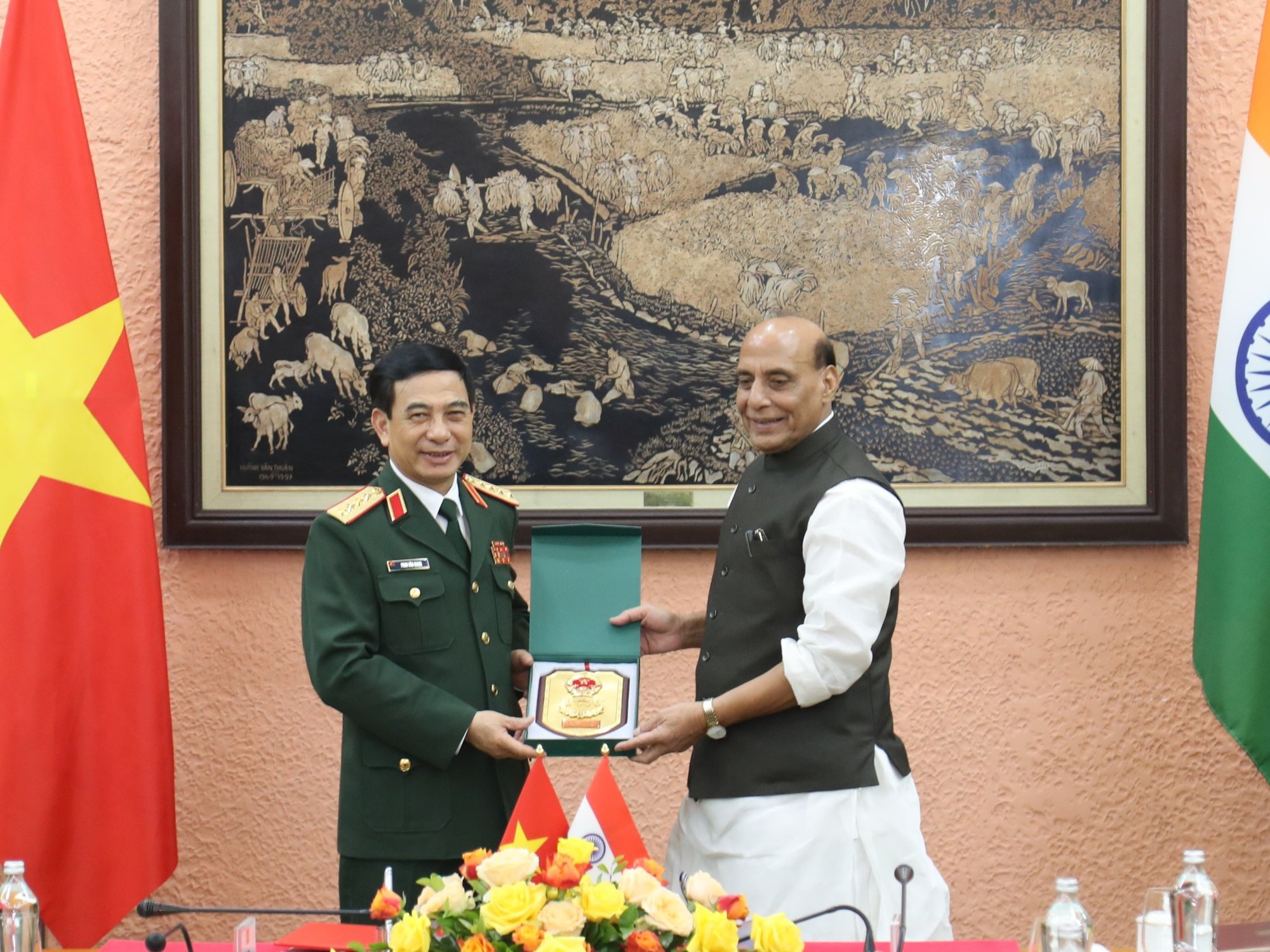 Bộ trưởng Quốc phòng Ấn Độ thăm Việt Nam - Ảnh 2.