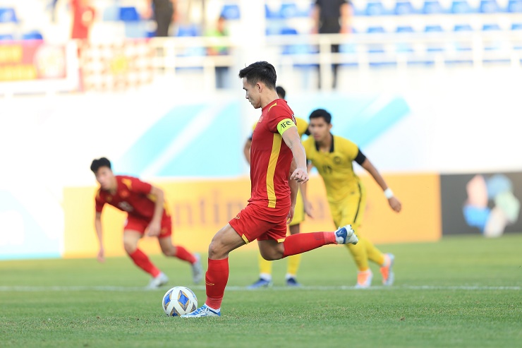 HLV Gong Oh-kyun lý giải việc thay hết tuyến giữa khi đấu U23 Malaysia - Ảnh 3.