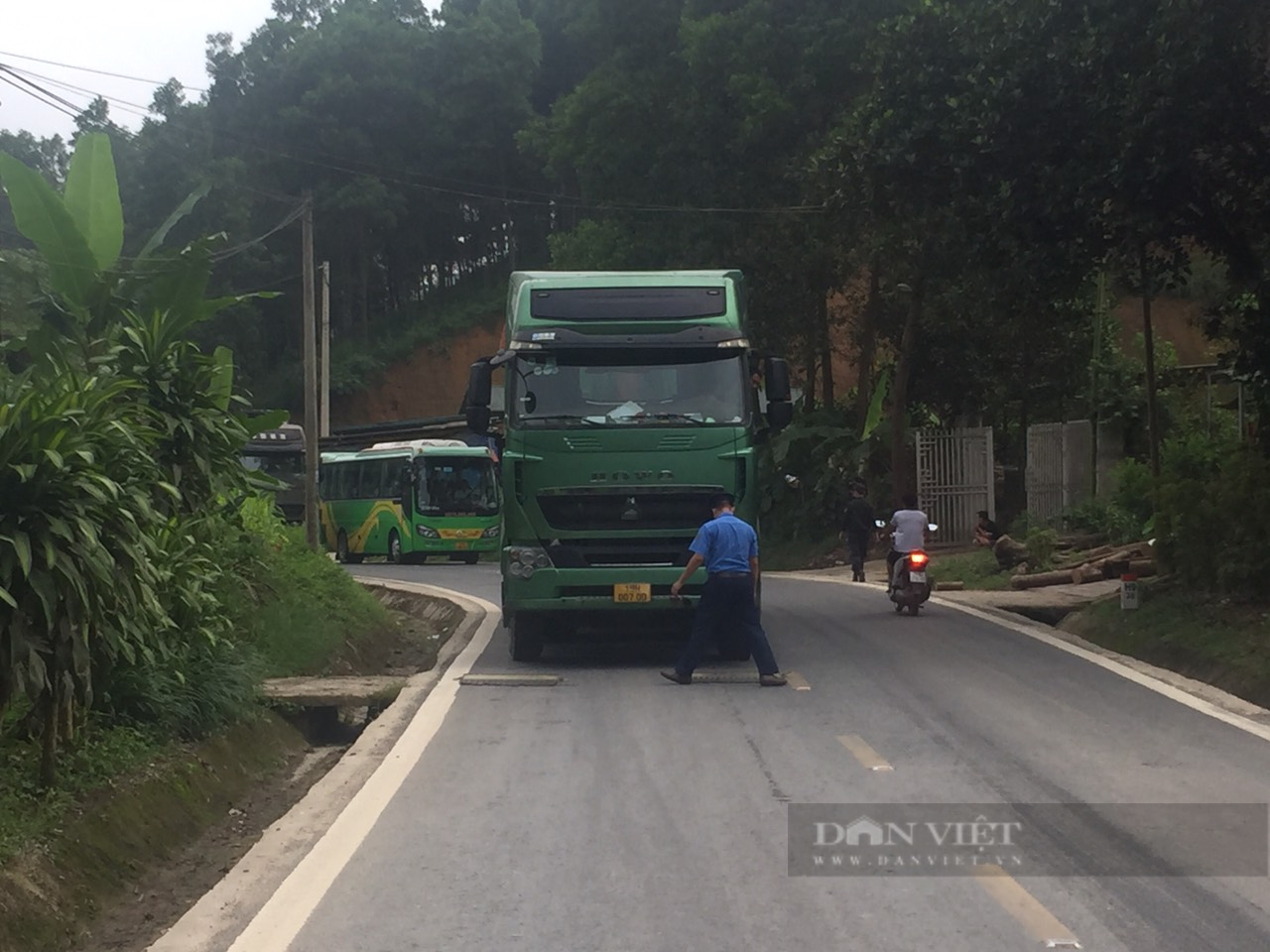 Yên Bái: Truy đuổi suốt 3km bắt loạt xe quá tải trọng bỏ chạy  - Ảnh 3.