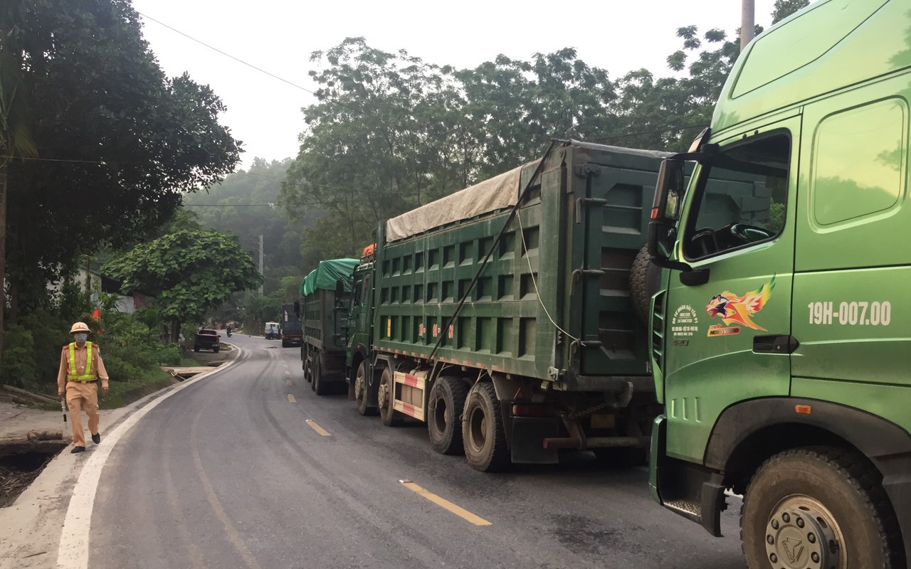 Yên Bái: Truy đuổi suốt 3km bắt loạt xe quá tải trọng bỏ chạy