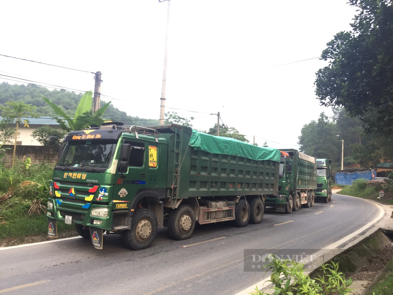 Yên Bái: Truy đuổi suốt 3km bắt loạt xe quá tải trọng bỏ chạy  - Ảnh 1.