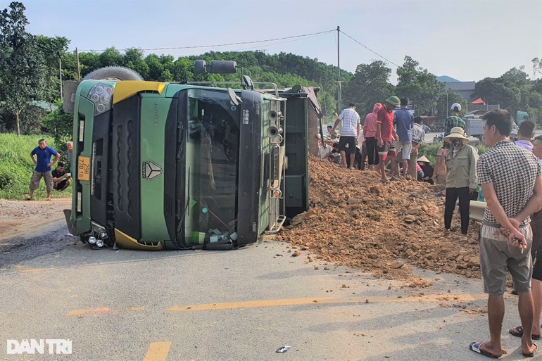 Vụ xe tải chở đất lật đè bẹp ô tô con làm 3 người chết: Khởi tố tài xế - Ảnh 2.