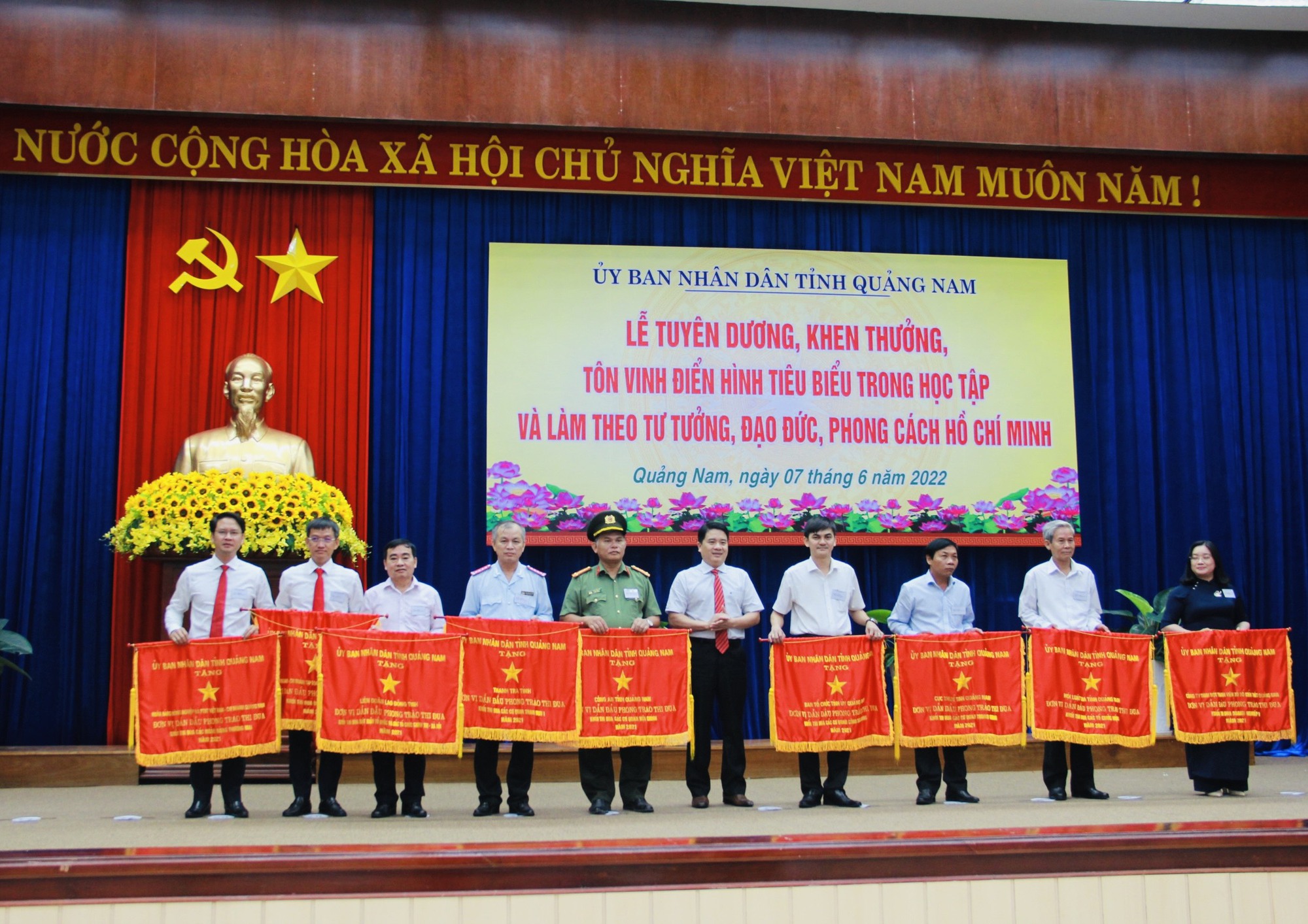 Quảng Nam: Agribank dẫn đầu khối thi đua các ngân hàng thương mại năm 2021 - Ảnh 1. Quảng Nam: Agribank dẫn đầu khối thi đua các ngân hàng thương mại năm 2021 - Ảnh 1.