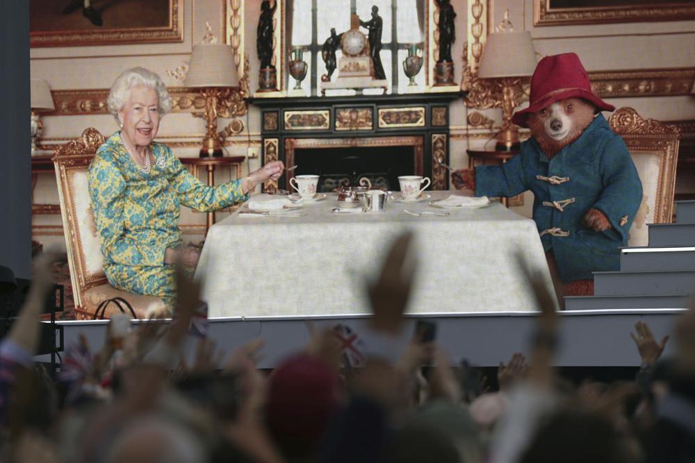 Bật mí những &quot;bí mật&quot; cùng Nữ hoàng Anh và chú gấu Paddington - Ảnh 1.