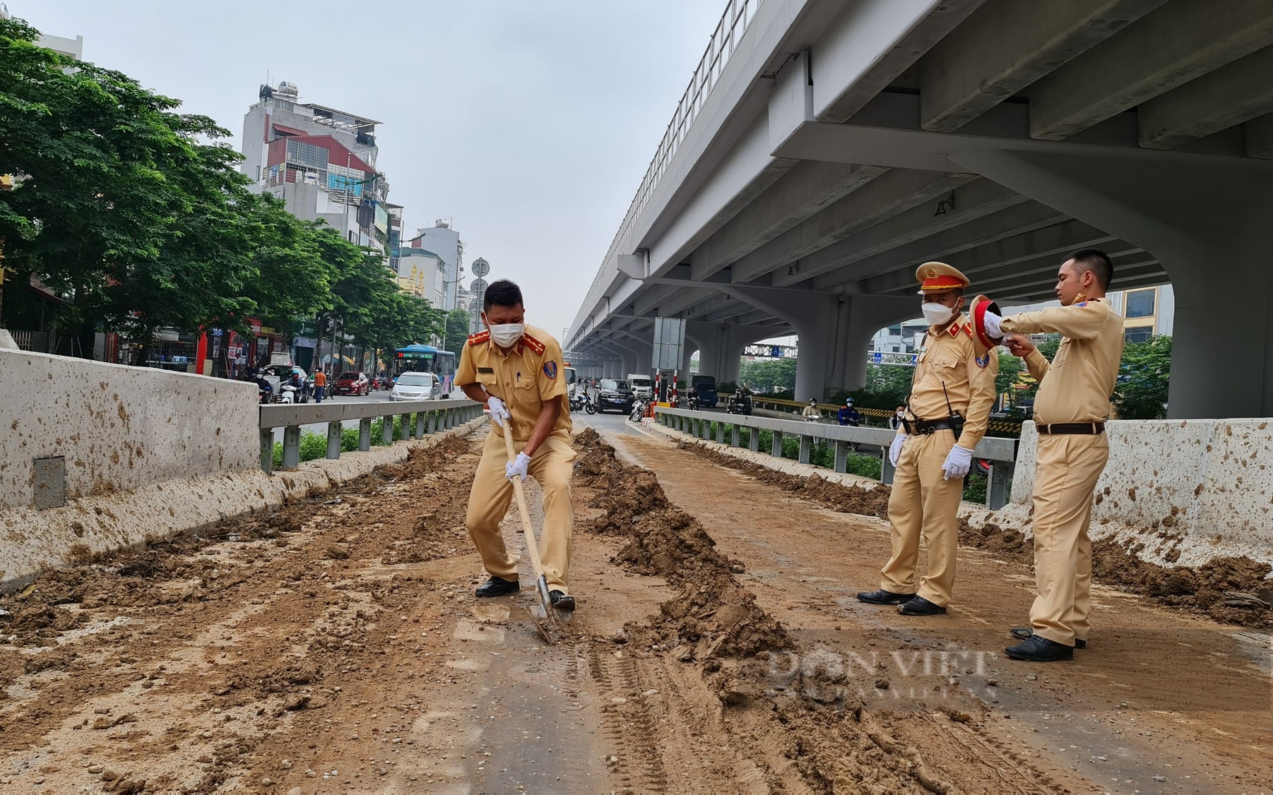 Xe tải đổ đất đầy lối lên đường vành đai 3 ở Hà Nội có thể bị phạt 15 triệu đồng?