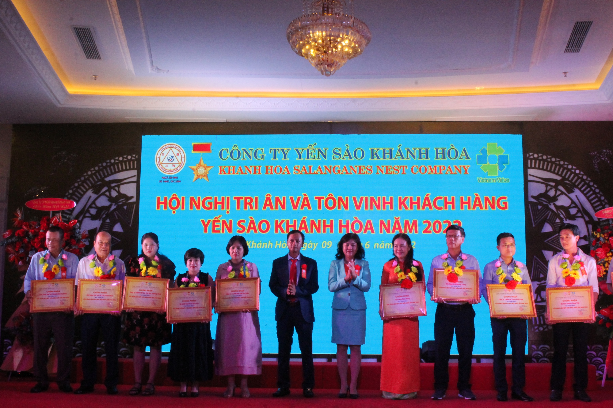 Khánh Hòa: Trao thưởng 128 danh hiệu cho các khách hàng - Ảnh 1.