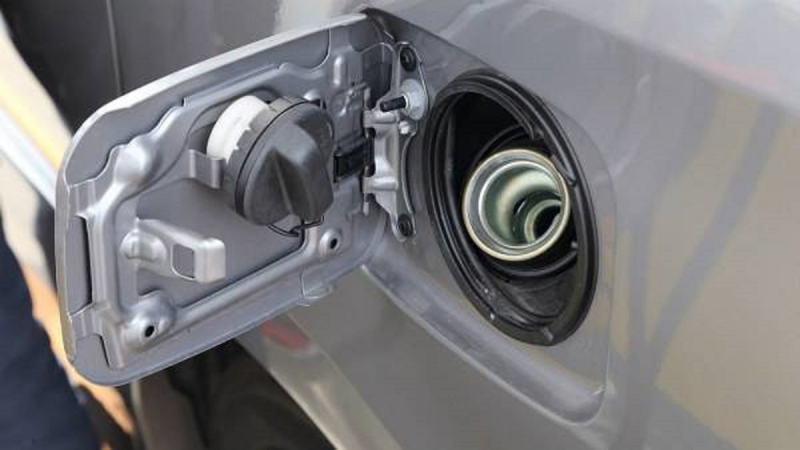 Treat the water entering the car’s gas tank in this way to avoid losing large sums of money