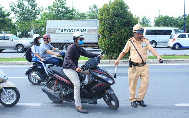 Can a traffic policeman go alone to stop and handle violations?