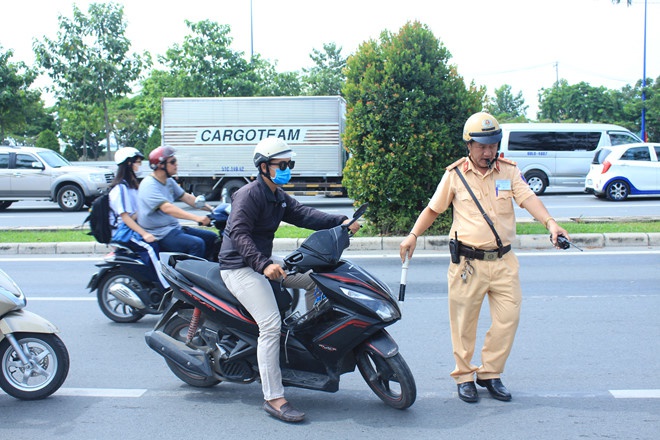 Can a traffic policeman go alone to stop and handle violations?  - Photo 2.