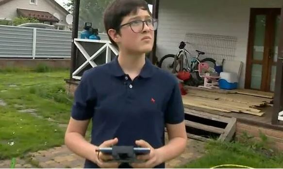 A 15-year-old Ukrainian boy helps prevent a Russian convoy from approaching Kiev with a drone - Photo 1.