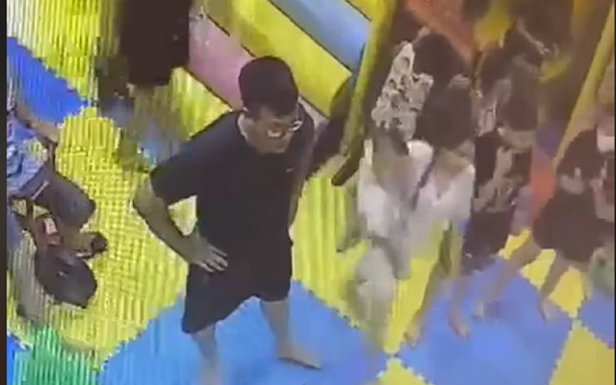 Triệu tập người đàn ông đánh bé gái trong khu vui chơi ở Linh Đàm