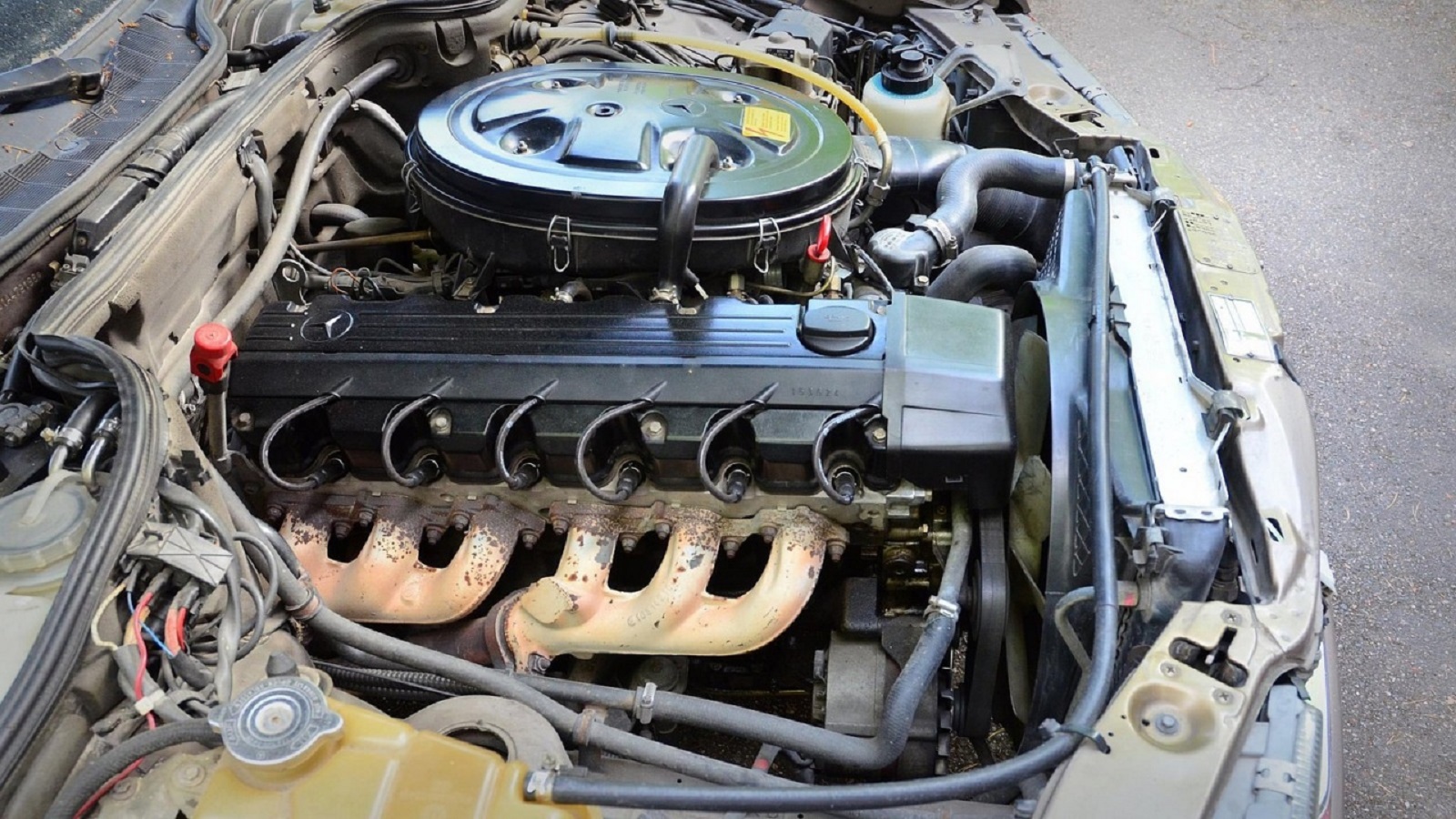 How to handle when water enters the car's fuel tank - Photo 1.