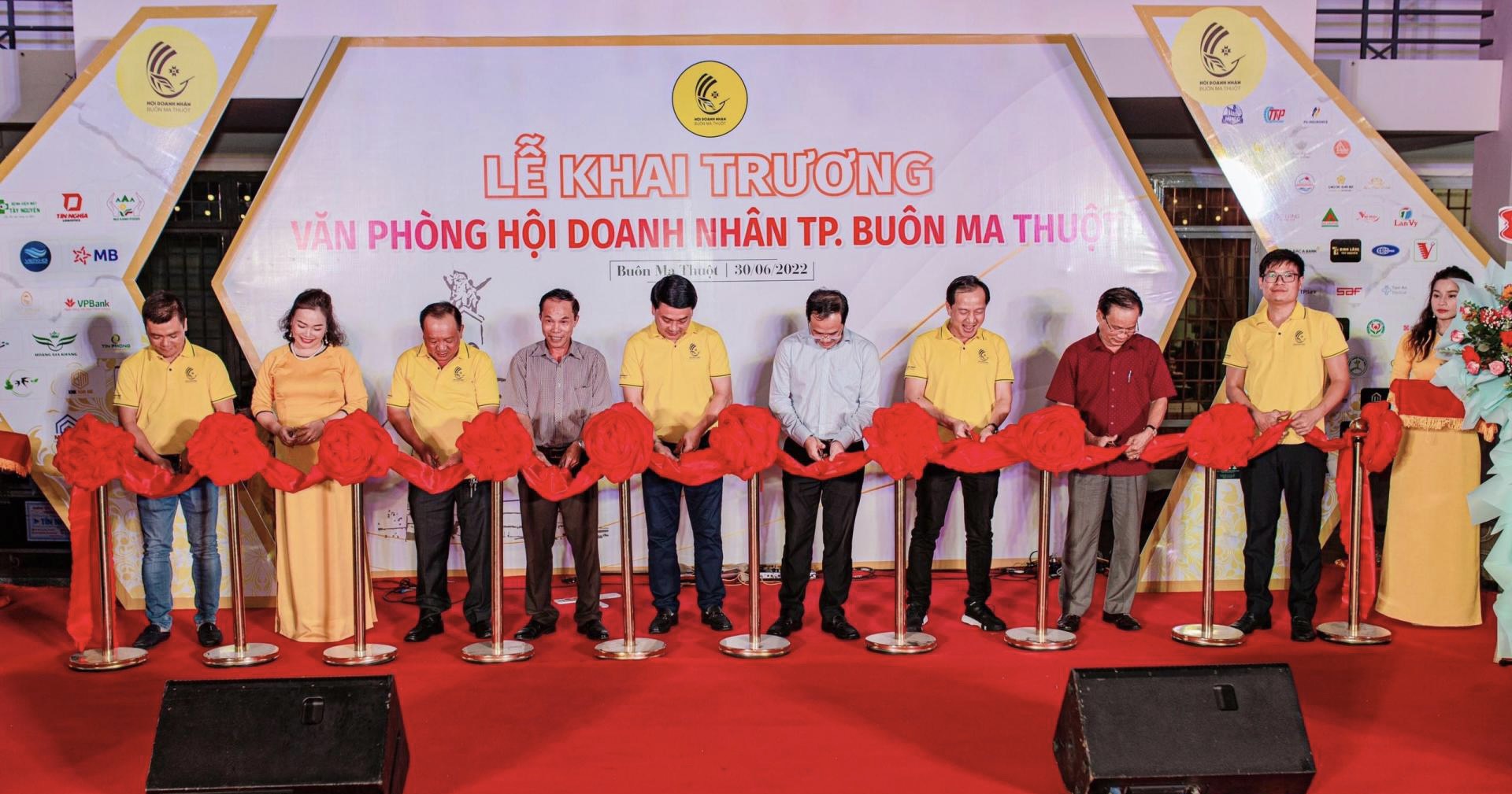 Đại biểu cắt băng khánh thành lễ khai trương