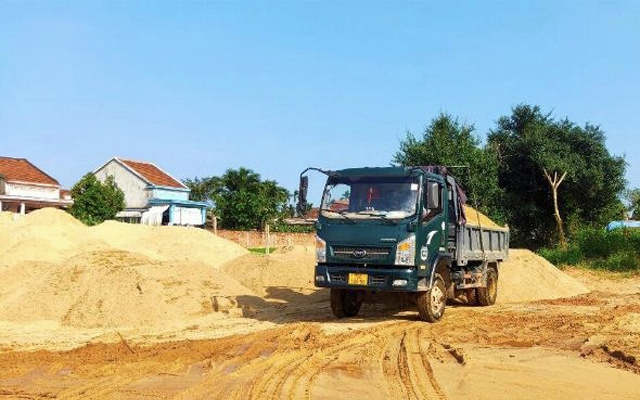 Quảng Ngãi: Xử phạt 2 công ty khai thác cát lậu ở bờ Nam sông Vệ trên 120 triệu đồng 