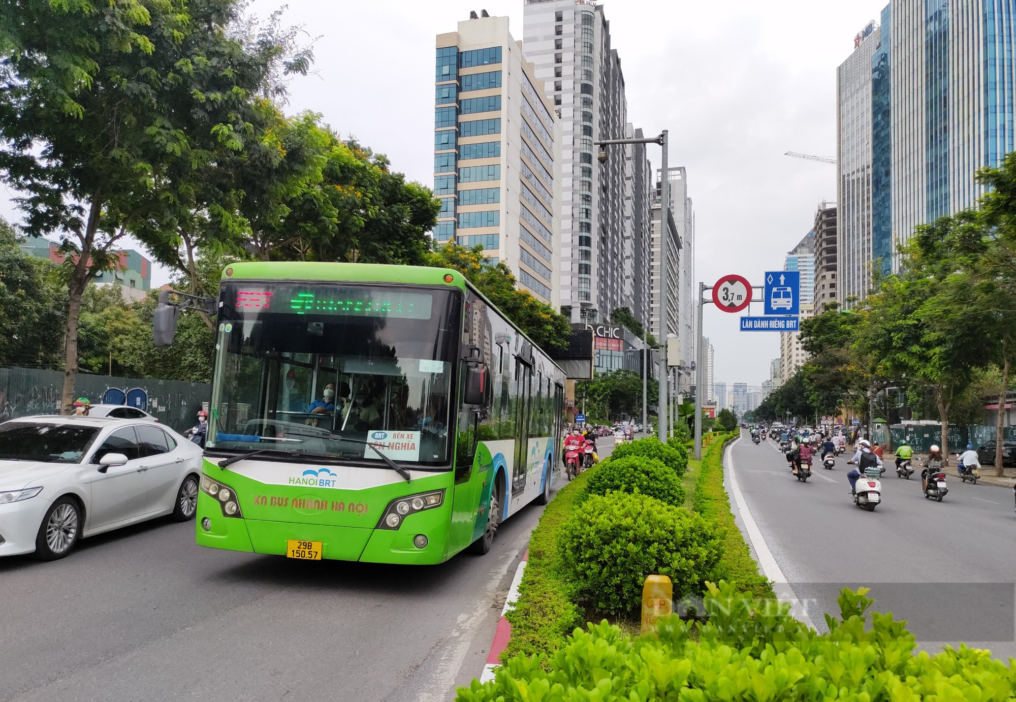 Hà Nội: Ngán ngẩm cảnh chung đường với xe buýt nhanh BRT - Ảnh 4.