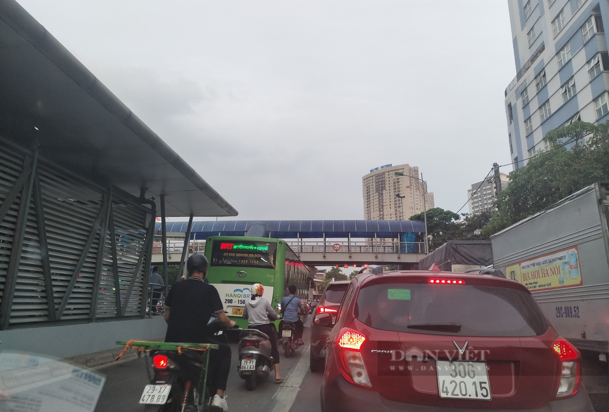 Hà Nội: Ngán ngẩm cảnh chung đường với xe buýt nhanh BRT - Ảnh 5.