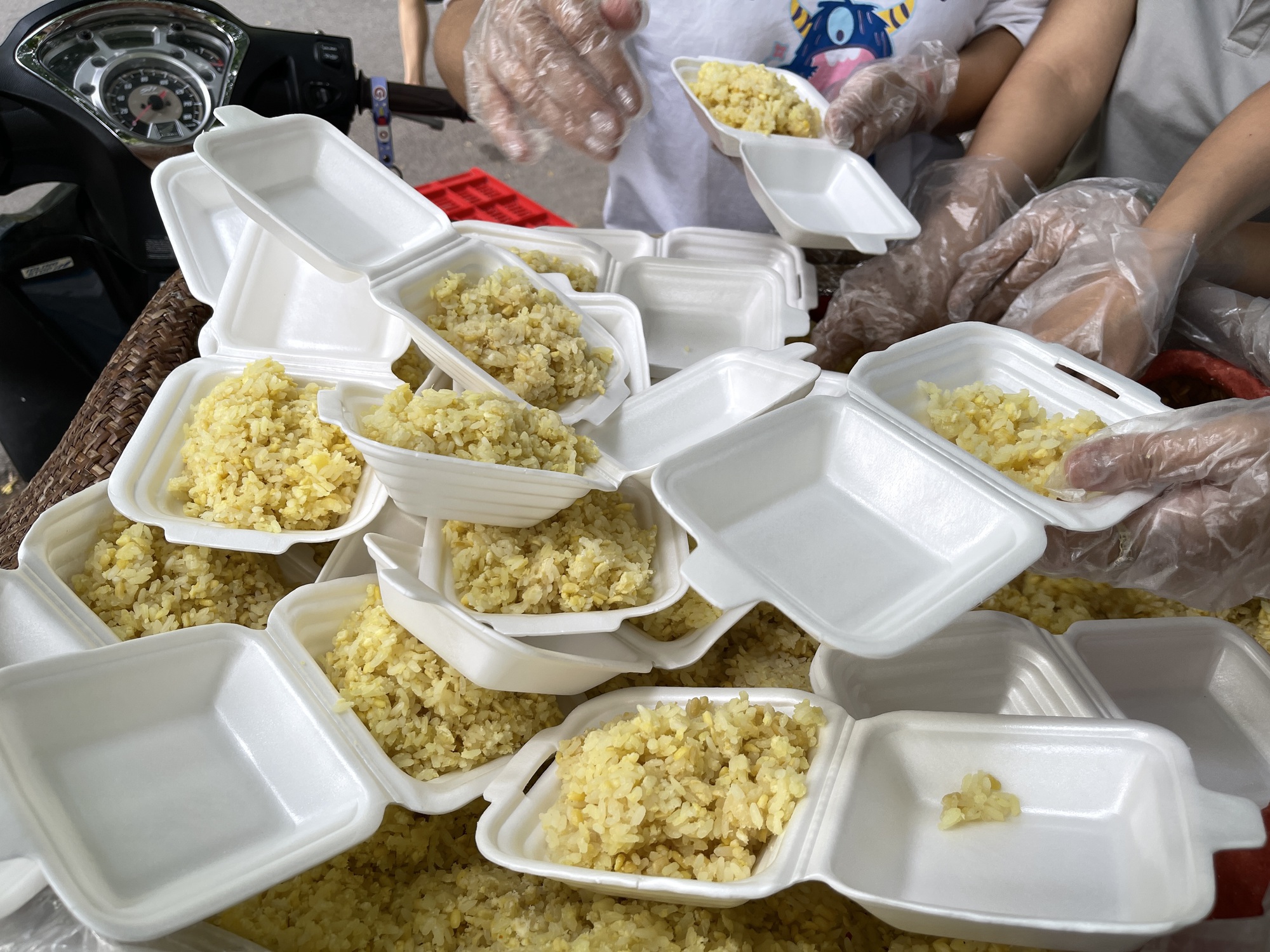 Tiếp sức 1.000 bữa sáng cho bệnh nhân nghèo Thủ đô - Ảnh 4.