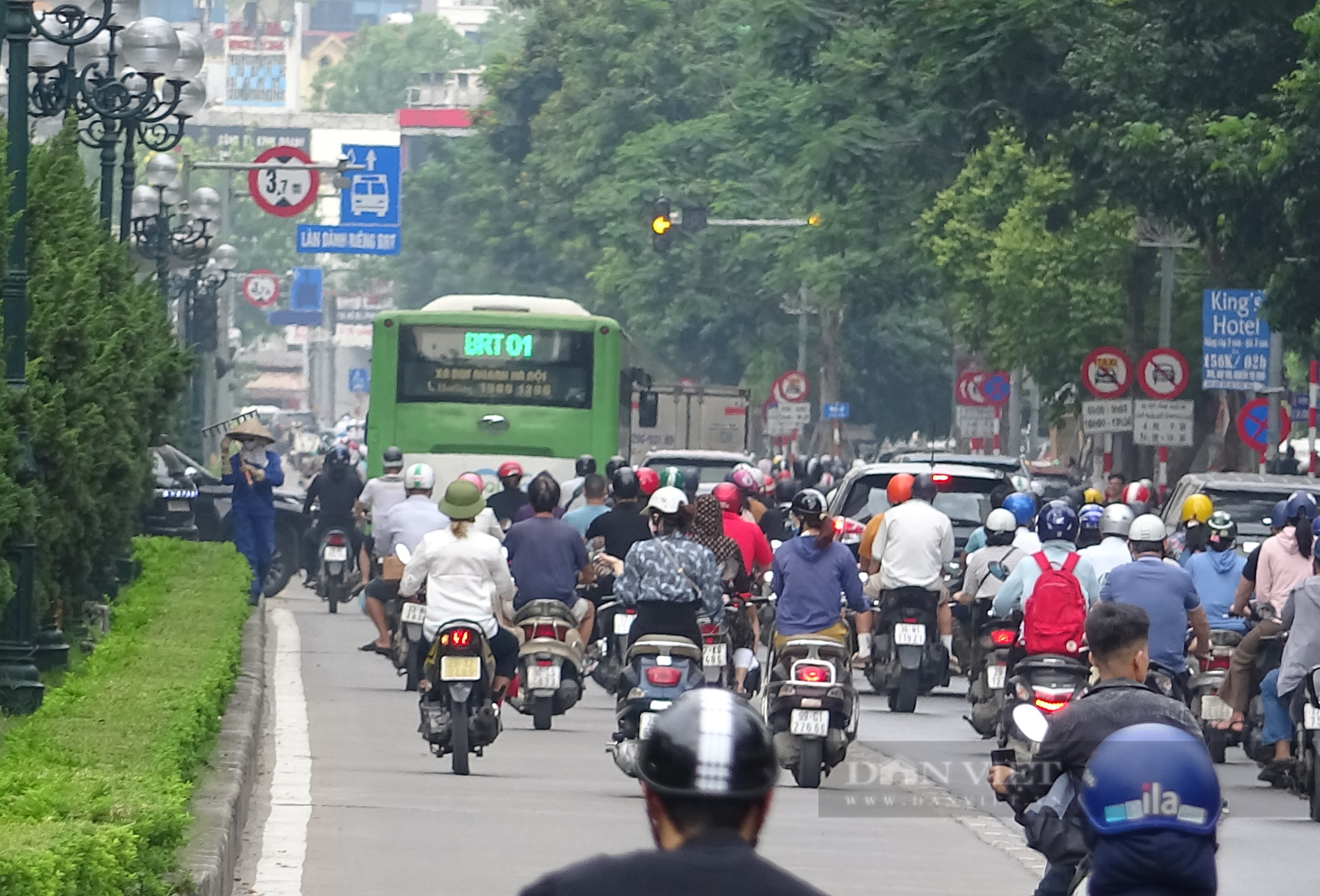 Hà Nội: Ngán ngẩm cảnh chung đường với xe buýt nhanh BRT - Ảnh 3.