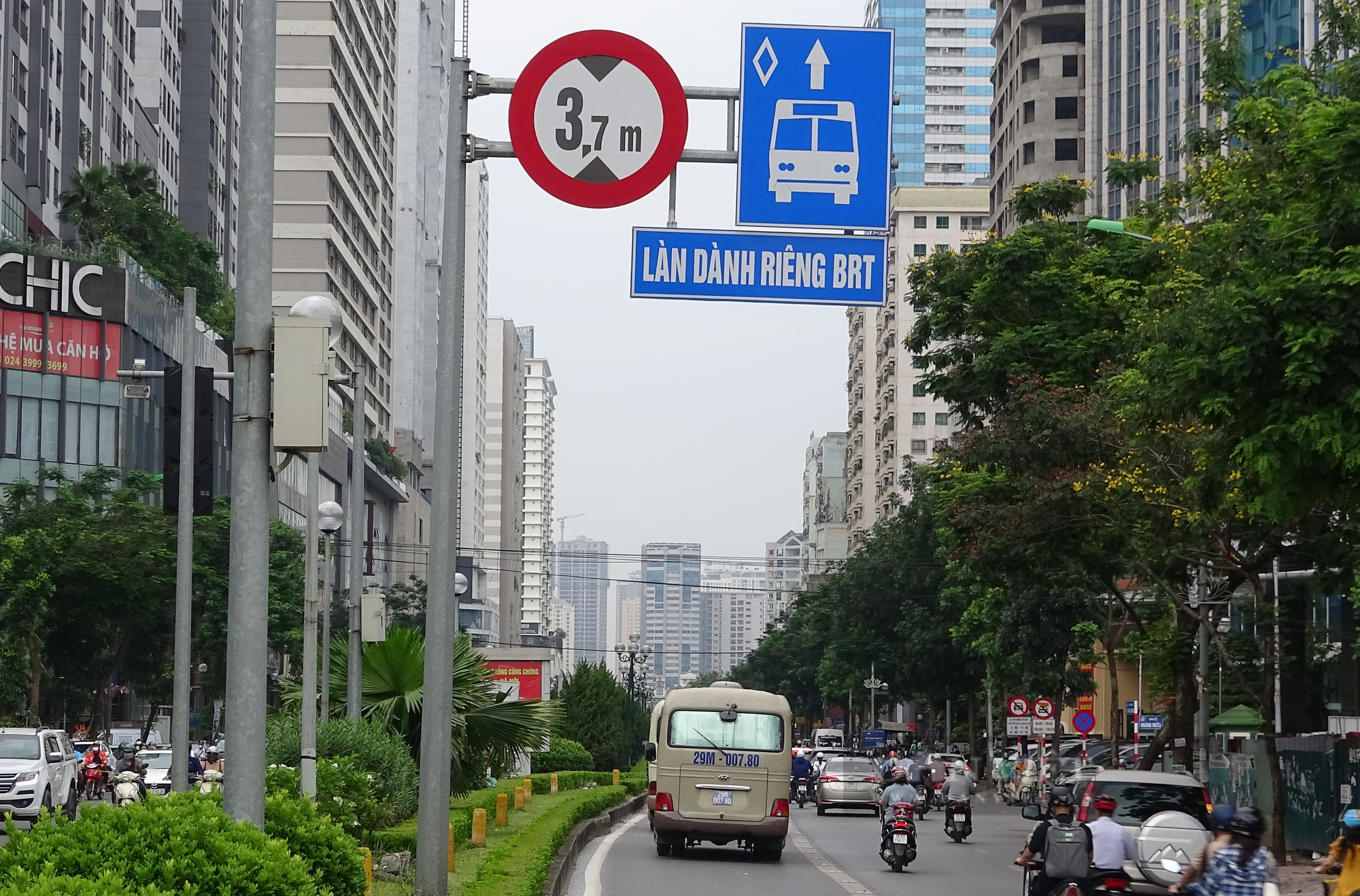 Hà Nội: Ngán ngẩm cảnh chung đường với xe buýt nhanh BRT - Ảnh 6.