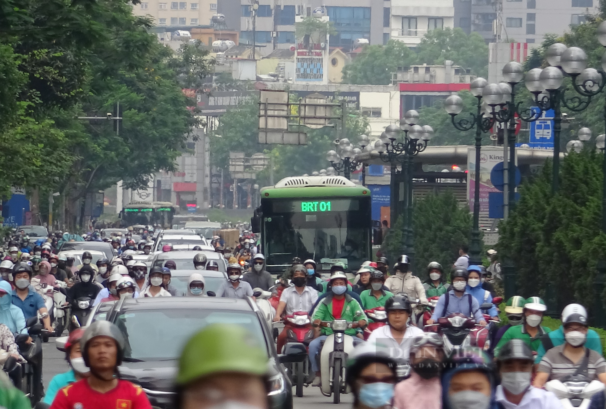 Hà Nội: Ngán ngẩm cảnh chung đường với xe buýt nhanh BRT - Ảnh 2.