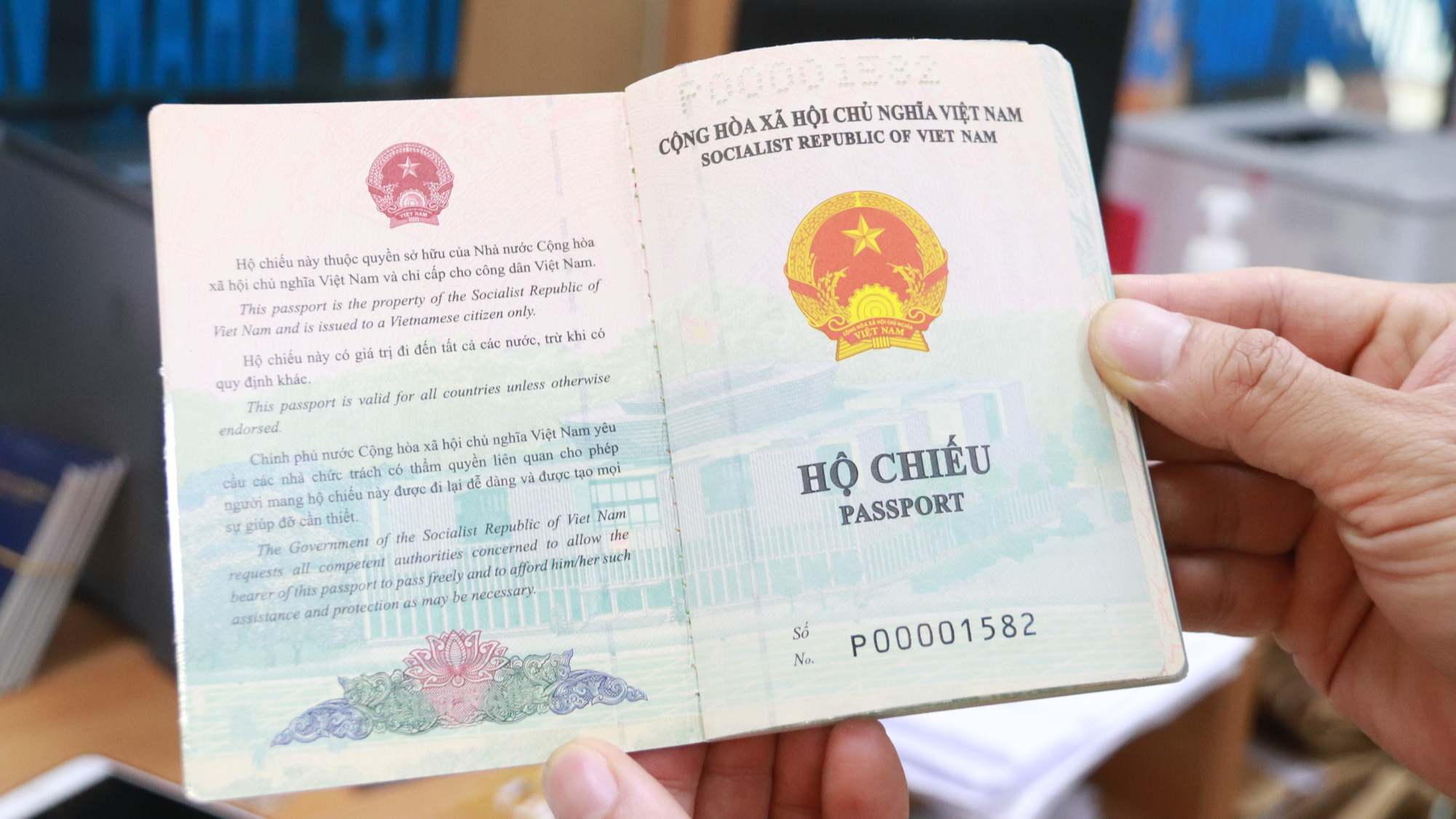 Sơn La: Ngày đầu cấp hộ chiếu phổ thông mẫu mới - Ảnh 2.