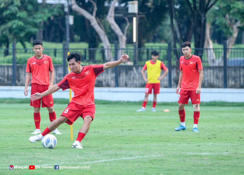 HLV Đinh Thế Nam nói gì khi U19 Việt Nam đá &quot;căng&quot; 2 ngày/trận - Ảnh 3.