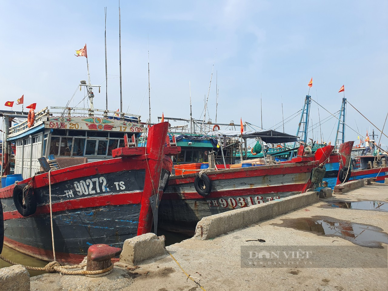 Thanh Hóa: Giá xăng dầu tăng kỷ lục, ngư dân ngậm ngùi để tàu nằm bờ - Ảnh 2.